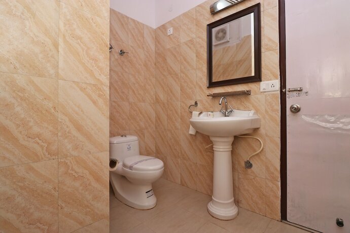 Imagen de la habitación del Hotel Oyo 5589 Pine Oak Resort. Foto 16