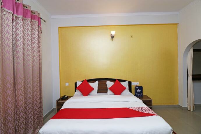 Imagen de la habitación del Hotel Oyo 5589 Pine Oak Resort. Foto 17
