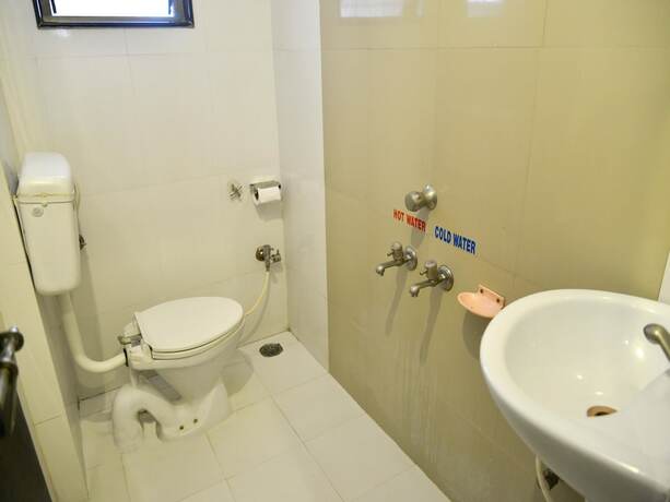 Imagen de la habitación del Hotel Oyo 6325 Kiran. Foto 14