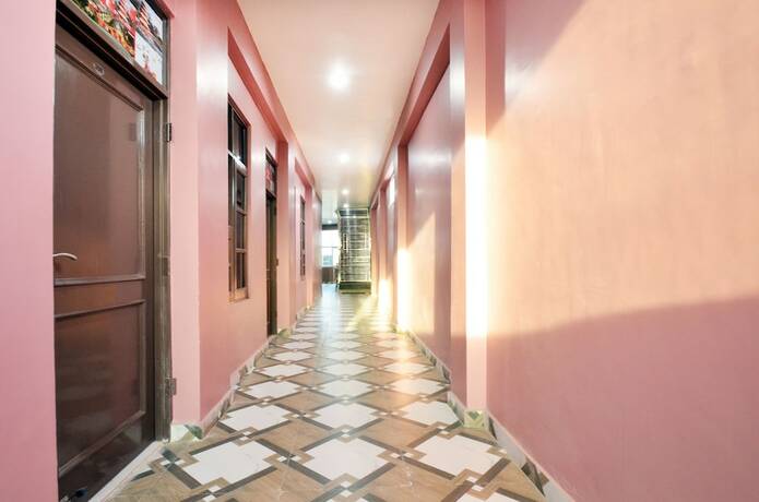 Imagen de los interiores del Hotel Oyo 8452 New Arya 2. Foto 19