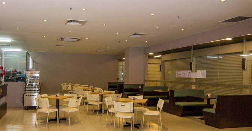 Imagen del bar/restaurante del Hotel Oyo 90150 City Campus Lodge and Hotel. Foto 3