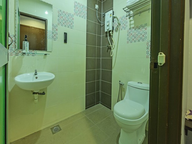 Imagen de la habitación del Hotel Oyo 90644 M Three. Foto 13