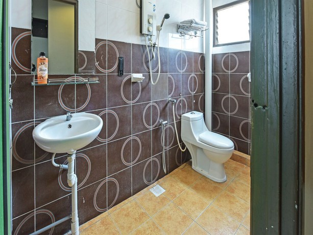 Imagen de la habitación del Hotel Oyo 90644 M Three. Foto 18