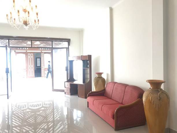 Imagen de los interiores del Hotel Oyo 92468 Roemah Djatinegara. Foto 8