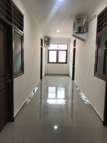 Imagen de los interiores del Hotel Oyo 92468 Roemah Djatinegara. Foto 9