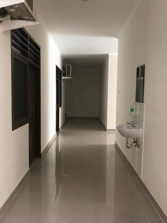 Imagen de los interiores del Hotel Oyo 92468 Roemah Djatinegara. Foto 10
