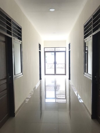 Imagen de los interiores del Hotel Oyo 92468 Roemah Djatinegara. Foto 11