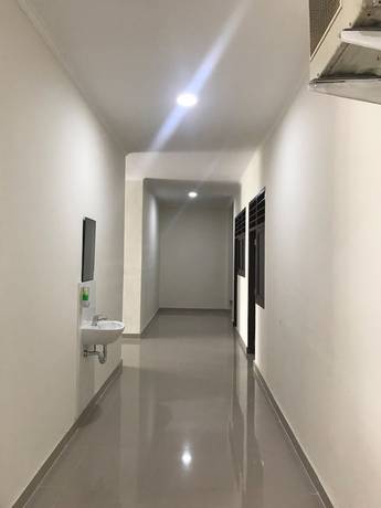 Imagen de los interiores del Hotel Oyo 92468 Roemah Djatinegara. Foto 12
