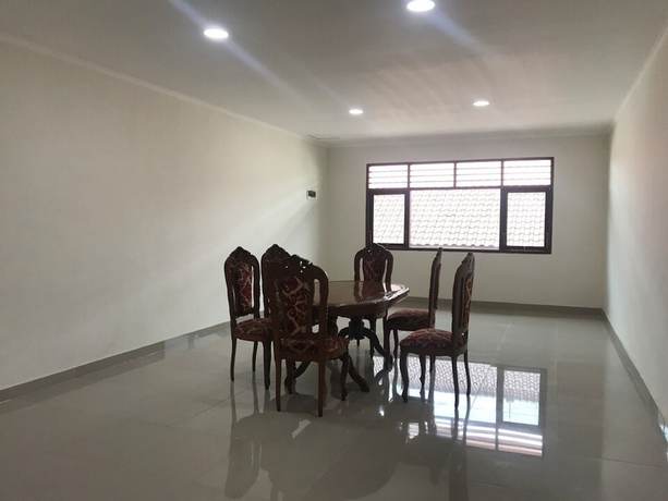 Imagen de los interiores del Hotel Oyo 92468 Roemah Djatinegara. Foto 13