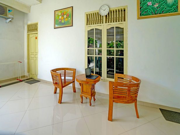 Imagen de los interiores del Hotel Oyo 93295 Wisma Aluh Ambak. Foto 12