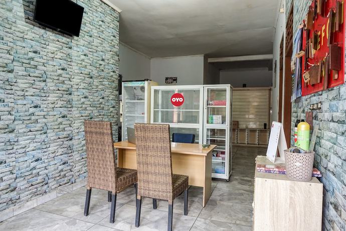 Imagen de los interiores del Hotel Oyo 93342 Yasmine Guesthouse Syariah. Foto 16