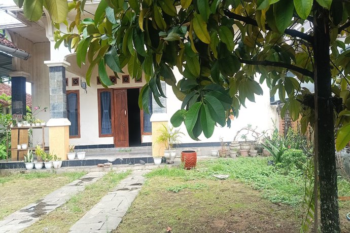 Imagen de los exteriores del Hotel Oyo 93425 Homestay Anisa. Foto 14