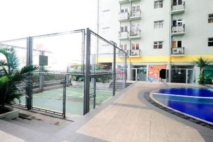 Imagen de la piscina del Hotel Oyo 93439 The Suites Metro By Interindo. Foto 20