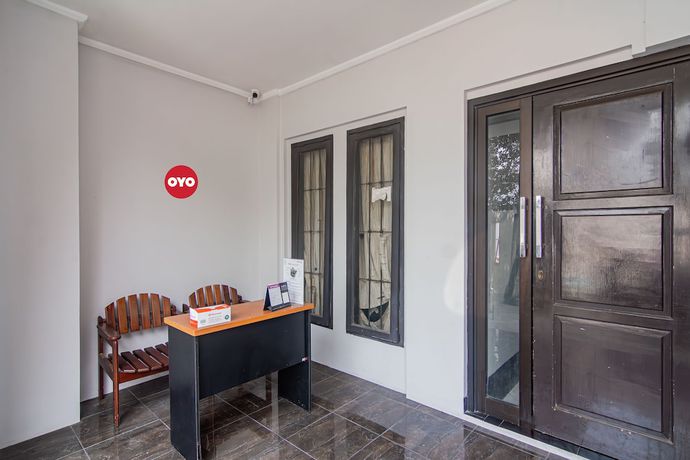Imagen de los interiores del Hotel Oyo 93500 Rizki Residence By Tos. Foto 18