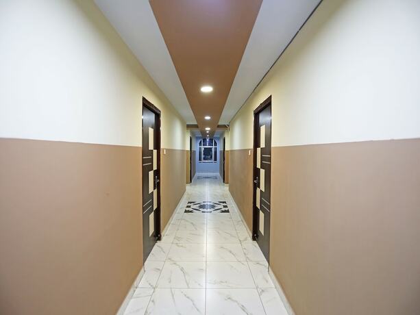 Imagen de los interiores del Hotel Oyo 9658 Madhuram. Foto 16