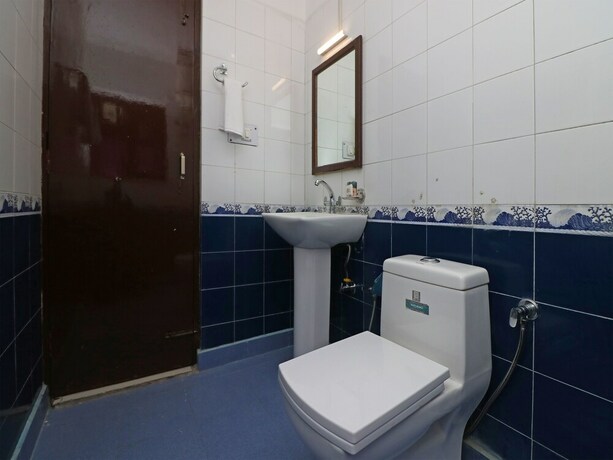Imagen de la habitación del Hotel Oyo 9963 Raja Palace. Foto 6