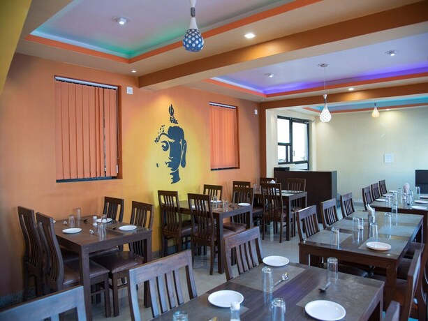 Imagen del bar/restaurante del Hotel Oyo 9971 Royal T. Foto 4
