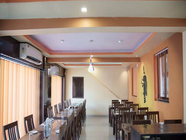 Imagen del bar/restaurante del Hotel Oyo 9971 Royal T. Foto 5