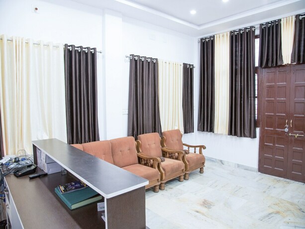 Imagen de los interiores del Hotel Oyo 9971 Royal T. Foto 17