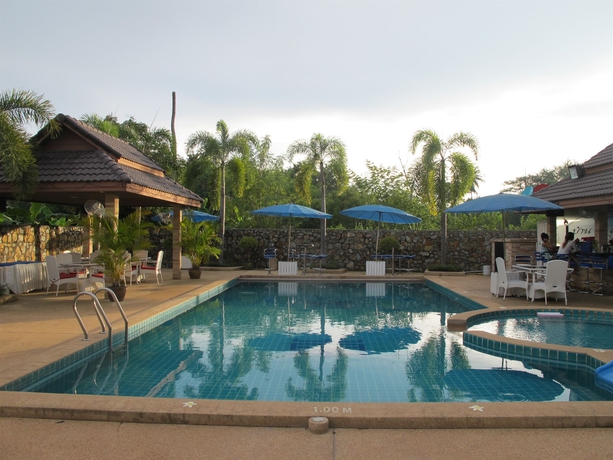 Imagen de la piscina del Hotel Oyo Baan Tong Tong Pattaya Resort. Foto 16