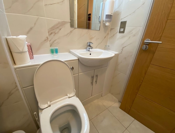 Imagen de la habitación del Hotel Oyo Baylis House. Foto 11