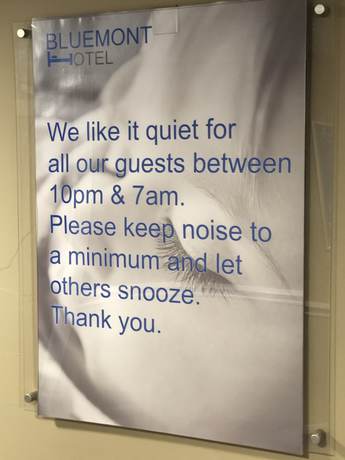 Imagen de los interiores del Hotel Oyo Bluemont. Foto 18