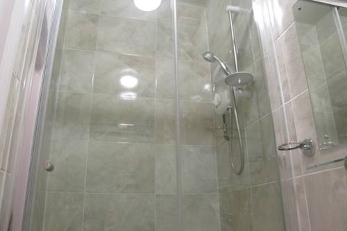 Imagen de la habitación del Hotel Oyo Bostons Manor. Foto 3