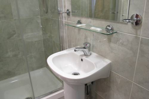 Imagen de la habitación del Hotel Oyo Bostons Manor. Foto 11