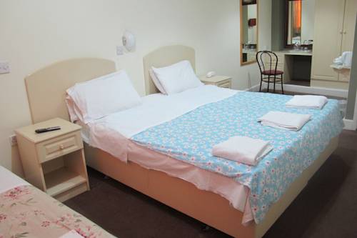 Imagen de la habitación del Hotel Oyo Bostons Manor. Foto 15