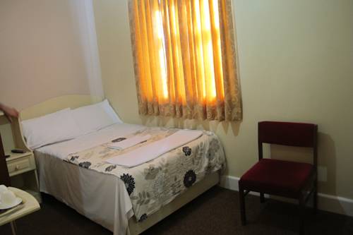 Imagen de la habitación del Hotel Oyo Bostons Manor. Foto 16