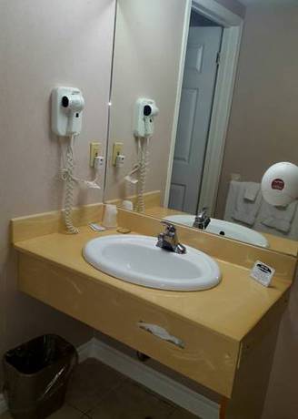 Imagen de la habitación del Hotel Oyo First Canada Cornwall Hwy 401 On. Foto 4