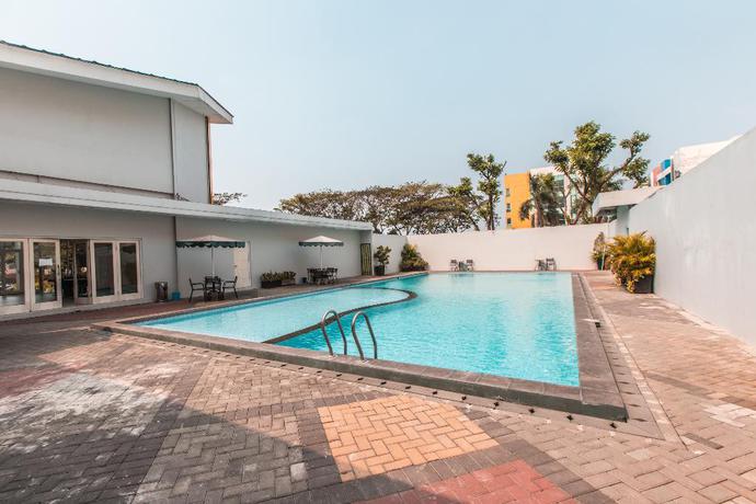 Imagen de la piscina del Hotel Oyo Flagship 1170 Apartemen The Habitat. Foto 20