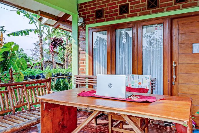 Imagen de los interiores del Hotel Oyo Homes 90849 Cibeunying Homestay Cibodas Maribaya. Foto 17