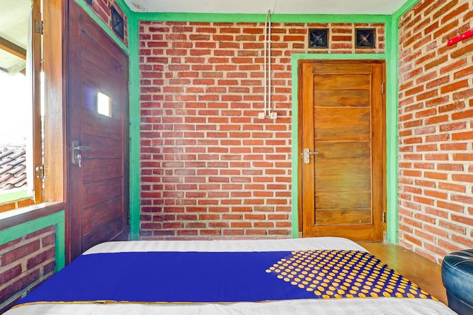 Imagen de la habitación del Hotel Oyo Homes 90850 Cibeunying Eco Tourism Homestay Cibodas Maribaya 2. Foto 3