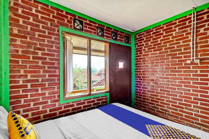 Imagen de la habitación del Hotel Oyo Homes 90850 Cibeunying Eco Tourism Homestay Cibodas Maribaya 2. Foto 7