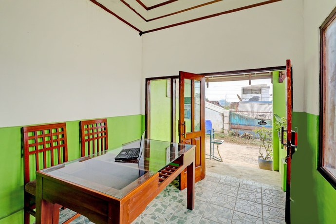 Imagen de los interiores del Hotel Oyo Homes 90850 Cibeunying Eco Tourism Homestay Cibodas Maribaya 2. Foto 19