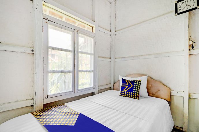 Imagen de la habitación del Hotel Oyo Homes 90850 Cibeunying Eco Tourism Homestay Cibodas Maribaya 2. Foto 9