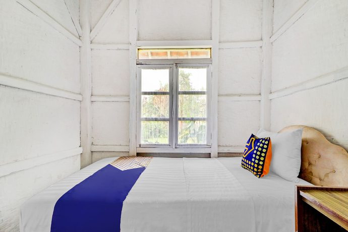 Imagen de la habitación del Hotel Oyo Homes 90850 Cibeunying Eco Tourism Homestay Cibodas Maribaya 2. Foto 11