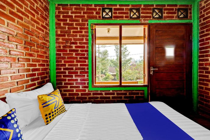 Imagen de la habitación del Hotel Oyo Homes 90850 Cibeunying Eco Tourism Homestay Cibodas Maribaya 2. Foto 12