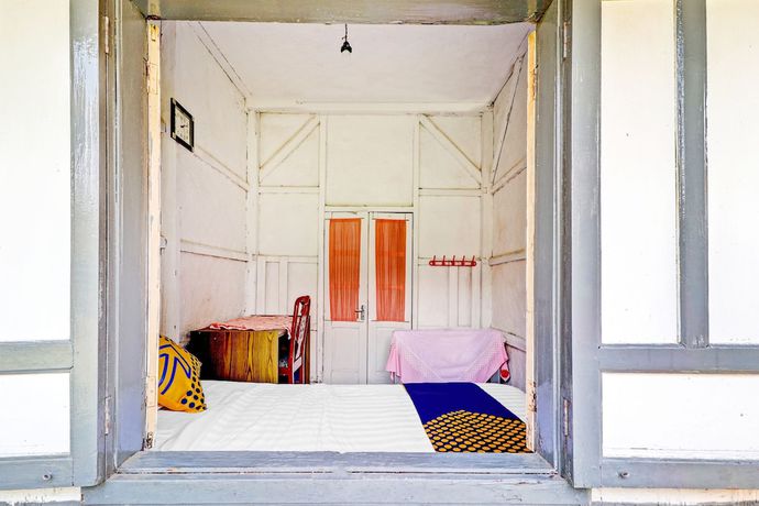 Imagen de la habitación del Hotel Oyo Homes 90850 Cibeunying Eco Tourism Homestay Cibodas Maribaya 2. Foto 14