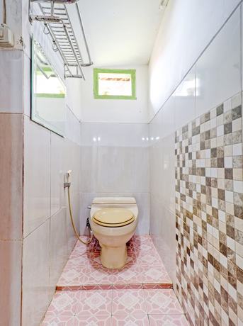 Imagen de la habitación del Hotel Oyo Homes 90850 Cibeunying Eco Tourism Homestay Cibodas Maribaya 2. Foto 16