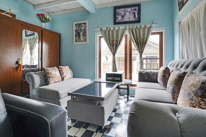 Imagen de los interiores del Hotel Oyo Homes 91011 Eco Tourism Desa Cibodas Areng 1 Syariah. Foto 15