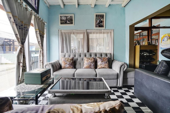 Imagen de los interiores del Hotel Oyo Homes 91011 Eco Tourism Desa Cibodas Areng 1 Syariah. Foto 16