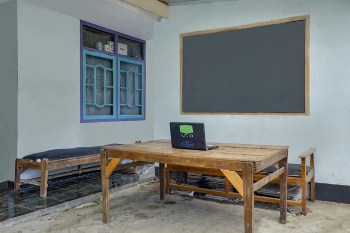 Imagen de los interiores del Hotel Oyo Homes 91011 Eco Tourism Desa Cibodas Areng 1 Syariah. Foto 18