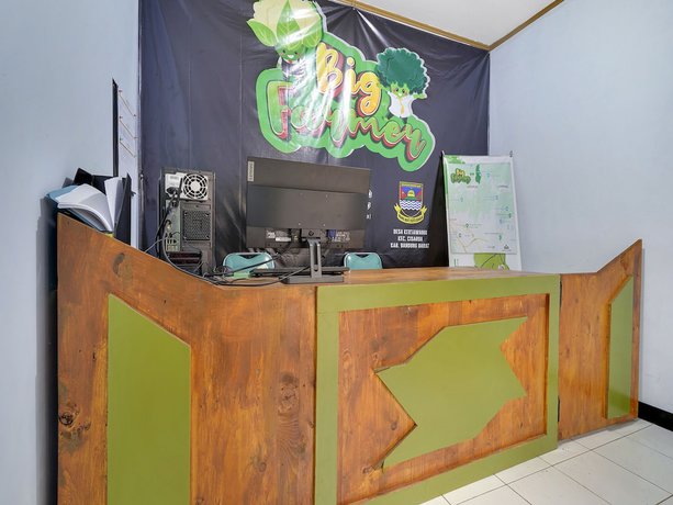 Imagen de los interiores del Hotel Oyo Homes 91156 Eco Tourism Big Farmer Desa Kertawangi Syariah. Foto 19