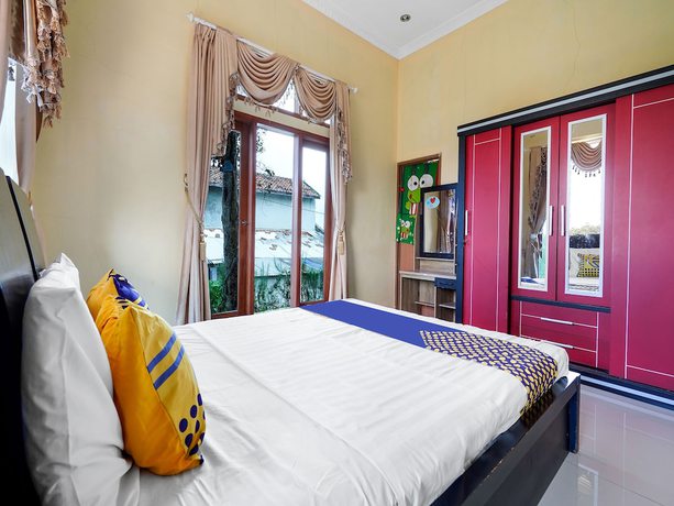 Imagen de la habitación del Hotel Oyo Homes 91156 Eco Tourism Big Farmer Desa Kertawangi Syariah. Foto 17