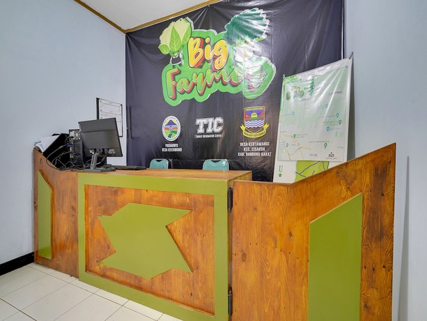 Imagen de los interiores del Hotel Oyo Homes 91156 Eco Tourism Big Farmer Desa Kertawangi Syariah. Foto 20