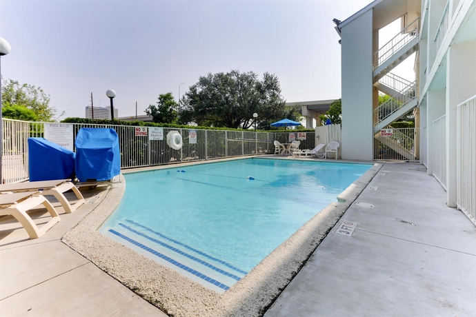 Imagen de la piscina del Hotel Oyo Houston Katy Freeway. Foto 15