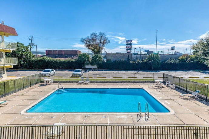 Imagen de la piscina del Hotel Oyo Houston Southwest I-69. Foto 18