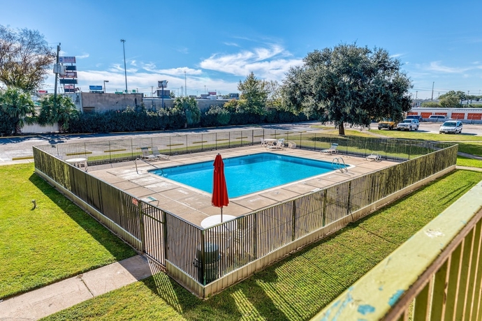 Imagen de la piscina del Hotel Oyo Houston Southwest I-69. Foto 19